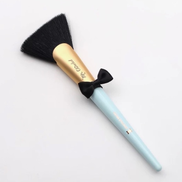 Too Faced Mr. Chiseled Contouring Brush - Picture 10 of 16